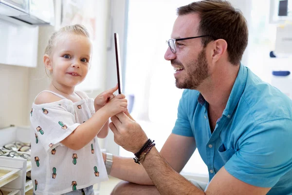 Hälsovård Syn Och Syn Koncept Glad Unge Väljer Glasögon Med — Stockfoto