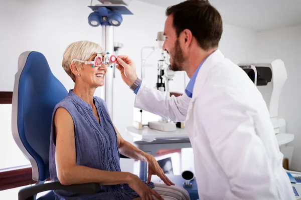 Yaşlı Kadın Göz Doktoru Kliniğinde Görme Testi Yaptırıyor — Stok fotoğraf