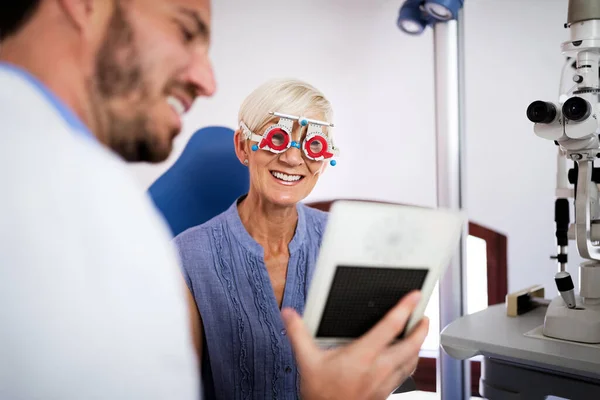 Oudere Vrouw Die Een Oogonderzoek Doet Een Opticien Kliniek — Stockfoto