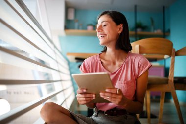 Güzel öğrenci ya da iş kadını portresi dijital tablet kullanarak şık bir şekilde.