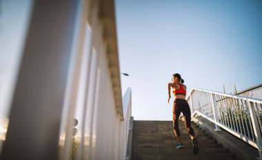 Açık havada egzersiz yapan mutlu, zinde bir kadın. Sağlıklı bir hayat