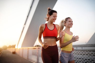 Güzel, formda kadınlar şehirde çalışıyor. Koşu, koşu, egzersiz, insanlar, spor konsepti