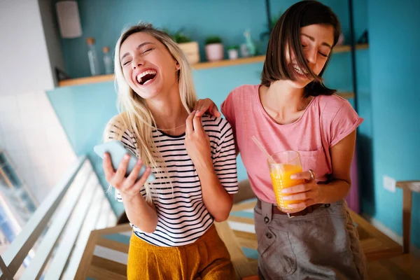 Retrato Dos Mujeres Jóvenes Positivas Divirtiéndose Haciendo Selfie Amigos Gente —  Fotos de Stock