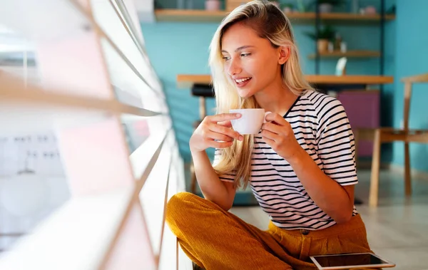 Hermosa Mujer Joven Disfrutando Una Taza Café Mientras Relaja Casa — Foto de Stock