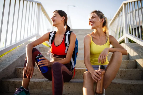 Krásné Fit Ženy Sportovním Oblečení Pitné Vody Mluvení Odpočinek Tréninku — Stock fotografie