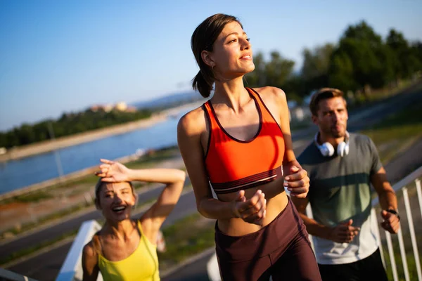 Brzké Ranní Cvičení Šťastní Přátelé Utíkají Přes Most Život Zdravý — Stock fotografie