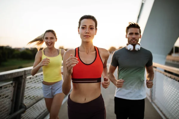 Athletic Apto Pessoas Exercitando Jogging Juntos Livre Esporte Amigos Conceito — Fotografia de Stock