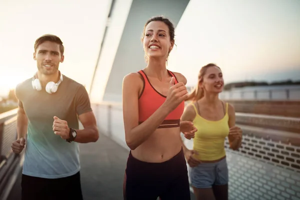 体育运动适合人们在室外一起锻炼和慢跑 健康概念 — 图库照片