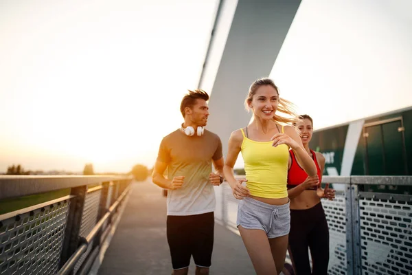 Atletik Formda Insanlar Dışarıda Egzersiz Yapıyor Birlikte Koşuyorlar Spor Arkadaşlar — Stok fotoğraf