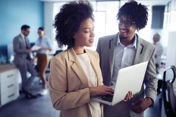 Programadores Que Cooperan Empresa Moderna Desarrollando Aplicaciones — Foto de Stock