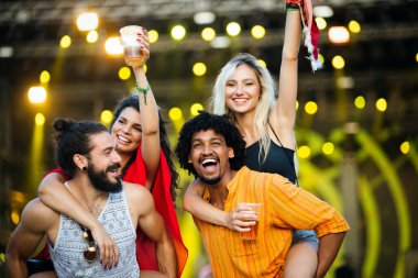 Mutlu bir arkadaş grubu dışarıda gülüyor ve eğleniyor.