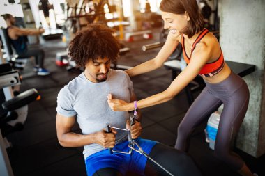 Güzel formda arkadaşlar spor salonunda birlikte çalışırlar.