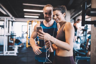 Spor salonunda eğlenen arkadaşlar, selfie çekiyorlar.