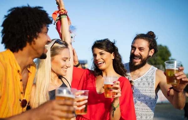 Feliz Grupo Jóvenes Que Asisten Festivales Verano Divirtiéndose Juntos —  Fotos de Stock