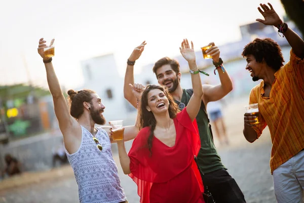 Feliz Grupo Amigos Riendo Divirtiéndose Aire Libre — Foto de Stock