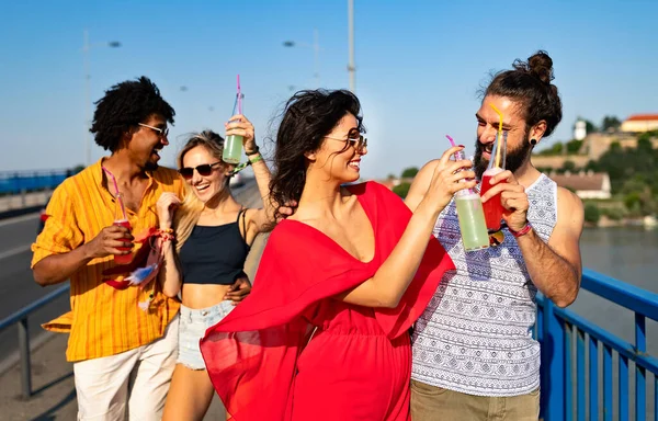 Gruppo Giovani Amici Felici Che Escono Godono Drink Festival — Foto Stock