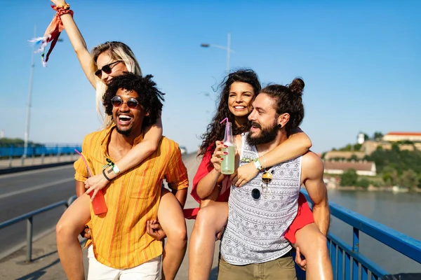 Alegre Grupo Amigos Divirtiéndose Viajando Sonriendo — Foto de Stock