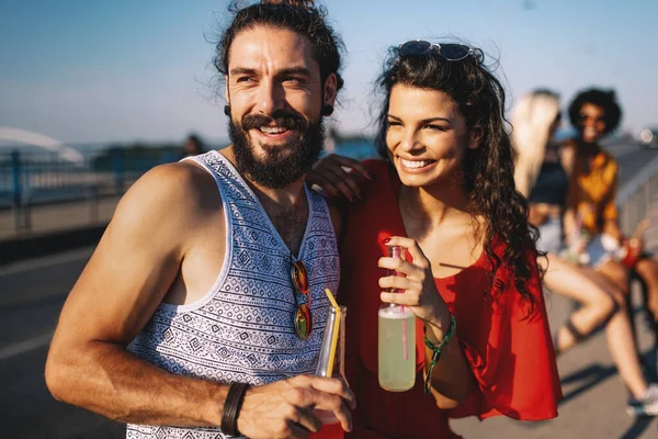 Feliz Jovem Casal Amigos Divertindo Juntos Beber Cidade — Fotografia de Stock