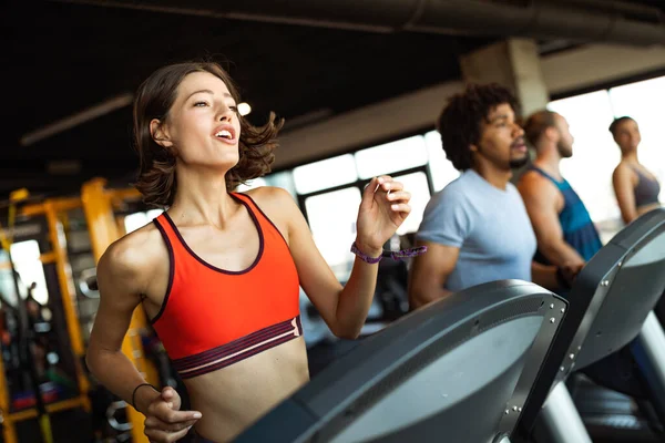 Glücklich Fitte Menschen Die Sport Treiben Fitnessstudio Trainieren Gemeinsam Gesund — Stockfoto