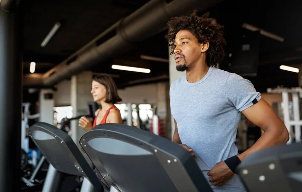 Glücklich Fitte Menschen Die Sport Treiben Fitnessstudio Trainieren Gemeinsam Gesund — Stockfoto
