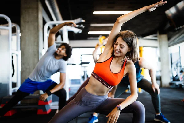 Des Gens Heureux Diversifiés Font Exercice Ensemble Gymnase Pour Rester — Photo