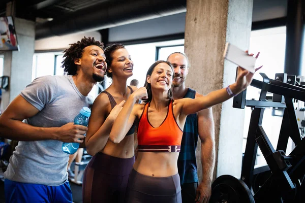 Счастливые Здоровые Люди Занимаются Спортом Тренируются Тренажерном Зале Оставаться Здоровыми — стоковое фото