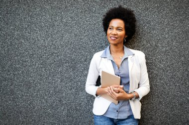 Şehirde dijital tabletli güzel bir iş kadını portresi