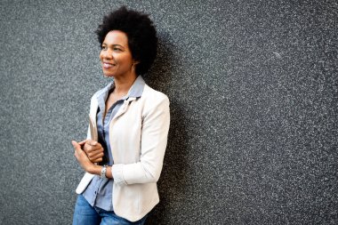 Şehirde dijital tabletli mutlu iş kadını