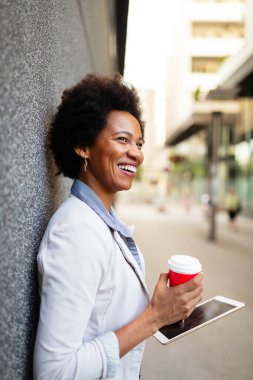 Şehirde dijital tabletli güzel bir iş kadını portresi