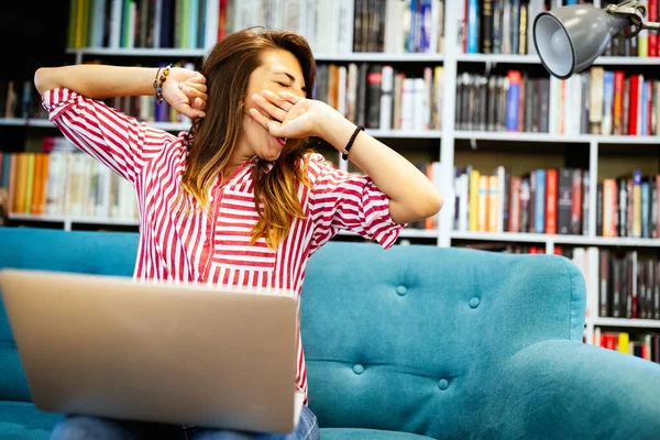 Estudante Infeliz Cansado Fazer Trabalhos Casa Sentado Com Laptop Biblioteca — Fotografia de Stock