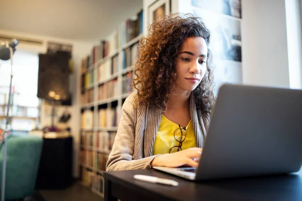 Joven Chica Estudiante Hermosa Trabajando Aprendiendo Biblioteca Universidad Educación Estudio — Foto de Stock