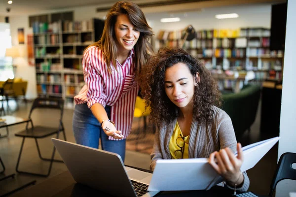 Étudiants Universitaires Coopération Avec Leur Affectation Bibliothèque Groupe Jeunes Lisant — Photo