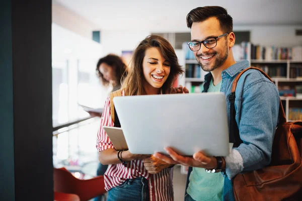 Colegas Felizes Olhando Para Laptop Enquanto Trabalham Escritório Criativo — Fotografia de Stock