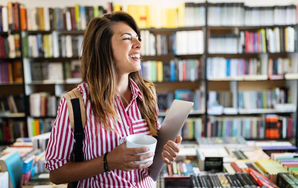 Porträtt Glad Collegekvinna Student Universitetsbiblioteket — Stockfoto