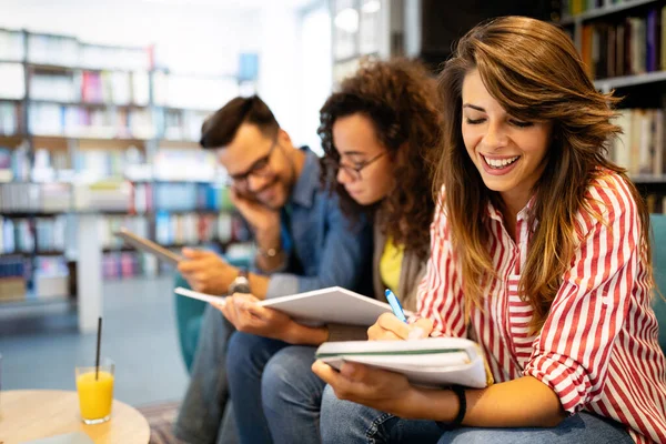 Estudiantes Universitarios Cooperación Con Asignación Biblioteca Grupo Jóvenes Que Leen — Foto de Stock