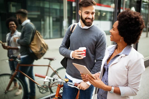 Pessoas Negócios Felizes Discutindo Sorrindo Enquanto Caminham Juntas Livre — Fotografia de Stock