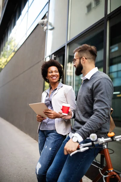 Portret Van Gelukkige Zakenmensen Vrienden Genieten Van Pauze Van Ontmoeting — Stockfoto