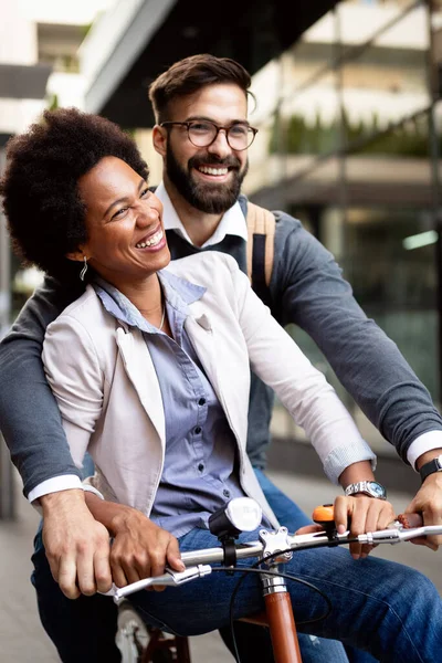 Молода Пара Розважається Місті Щаслива Пара Їде Велосипеді — стокове фото
