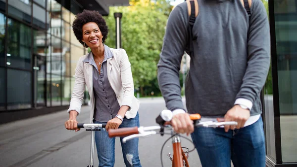 Gelukkige Mensen Vrienden Eco Transport Stad Fiets Leuk Concept — Stockfoto