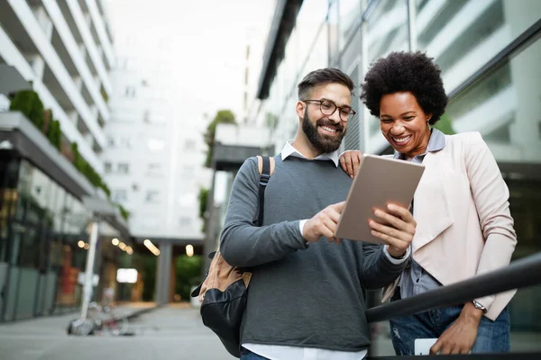 Uomini Affari Felici Studenti Che Divertono Sorridono Parlano Città — Foto Stock