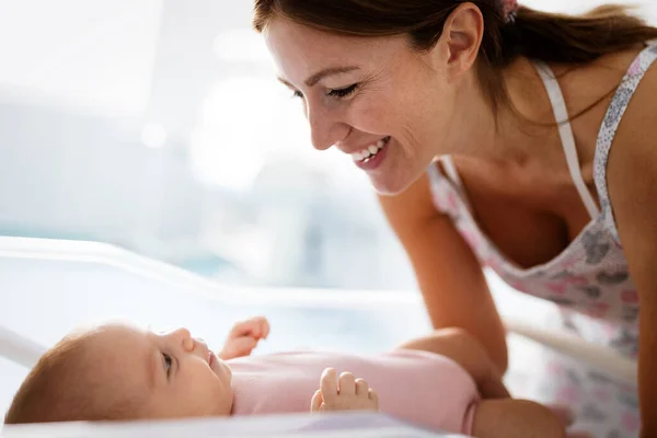 Retrato Mãe Bonita Com Seu Bebê Fundo Hospital Saúde Família — Fotografia de Stock