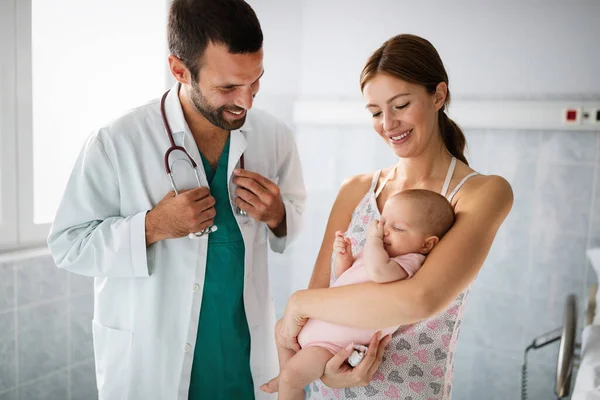 Hermosa Madre Joven Bebé Examen Médico Con Médico Hospital —  Fotos de Stock