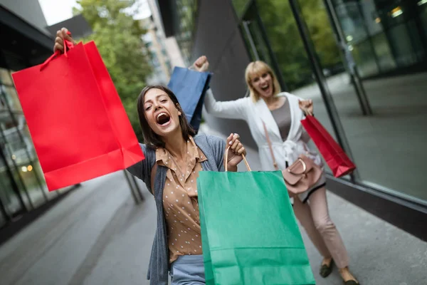 Einkaufs Und Tourismuskonzept Schöne Freundinnen Mit Einkaufstüten Der Hand — Stockfoto