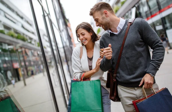 Jovem Casal Feliz Com Sacos Compras Cidade Pessoas Venda Amor — Fotografia de Stock