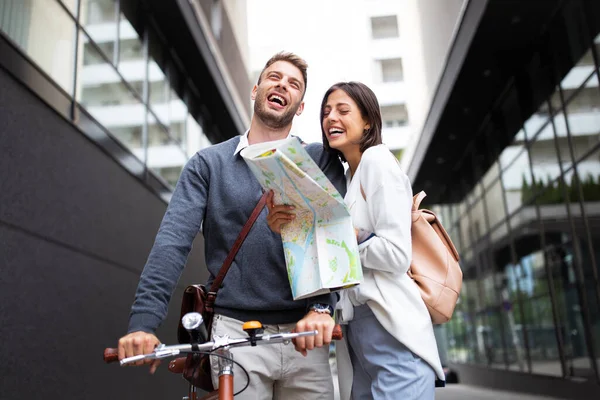 Vacaciones Citas Concepto Turismo Sonriendo Hermosa Pareja Enamorada Mapa Ciudad — Foto de Stock