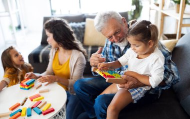 Mutlu, neşeli bir aile evde oynuyor ve birlikte eğleniyor..
