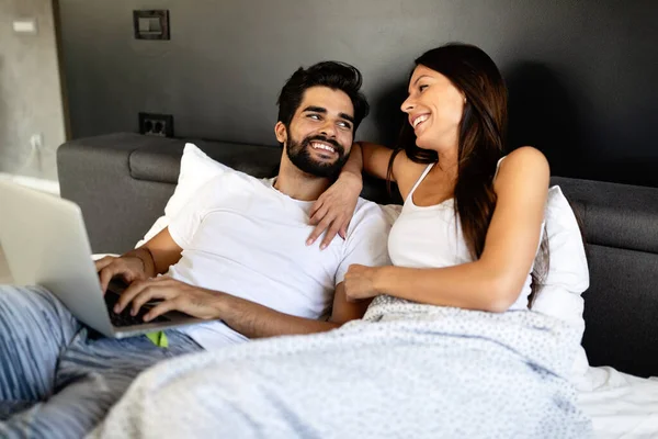 Jovem Feliz Casal Sorridente Com Laptop Quarto — Fotografia de Stock