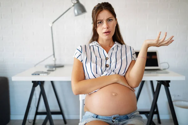 Mladá Těhotná Žena Pracuje Domova Koncepce Kariéry Těhotenství — Stock fotografie