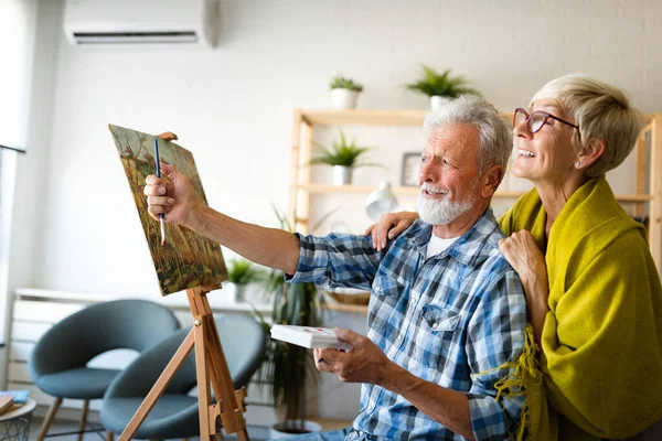 Liebevolle Fürsorgliche Senioren Entspannen Hause Reifer Mann Und Frau Verbringen — Stockfoto