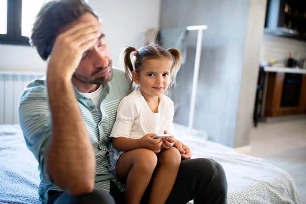 Νθρωποι Παιδιά Τεχνολογία Και Εθισμός Μικρό Κορίτσι Smartphones Στο Σπίτι — Φωτογραφία Αρχείου